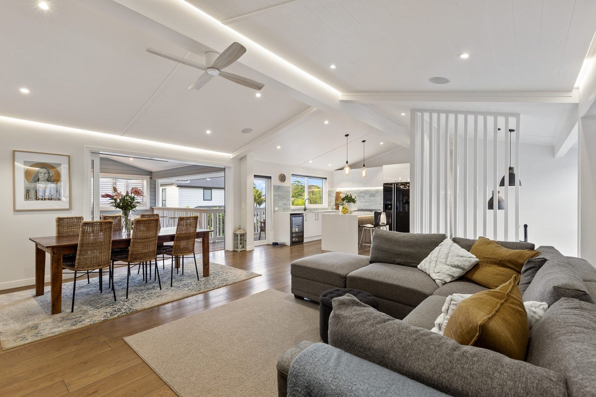 2 Rogers Avenue, Eastern Beach, Auckland - Carousel 1