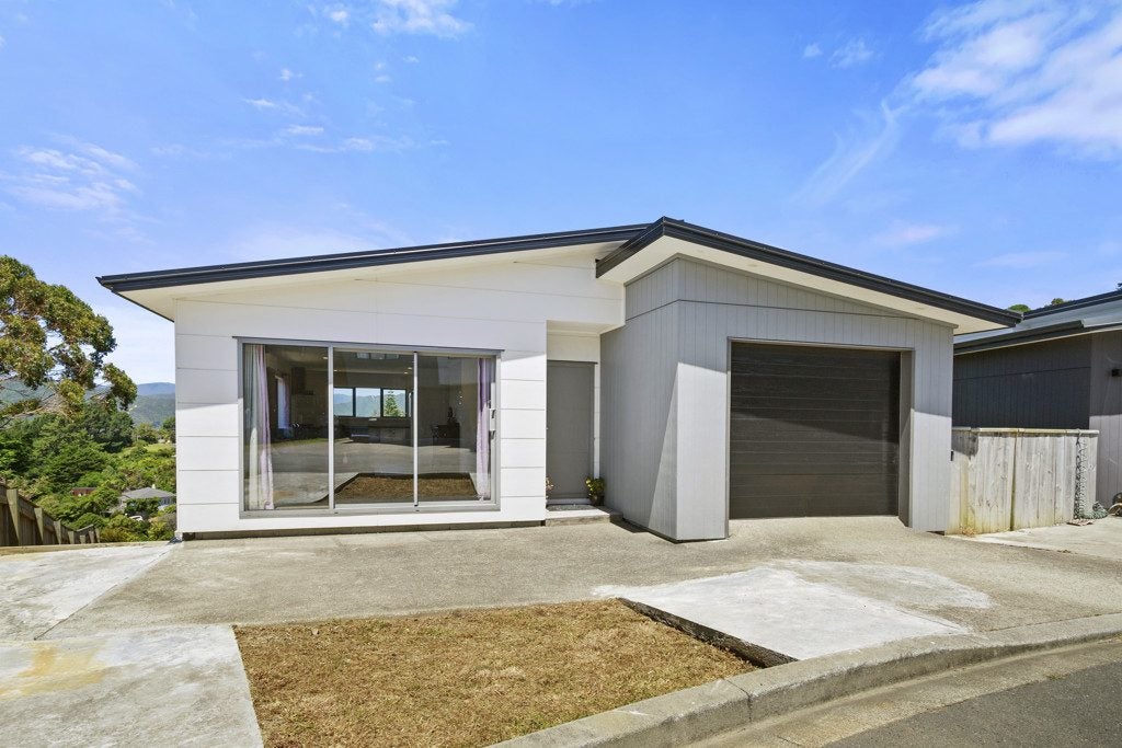 5 Valerie Smith Lane, Belmont, Lower Hutt - Carousel 1