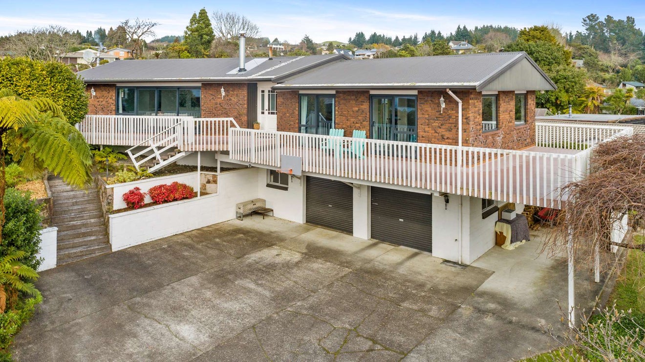 8 Solly Place, Springfield, Rotorua - Carousel 1