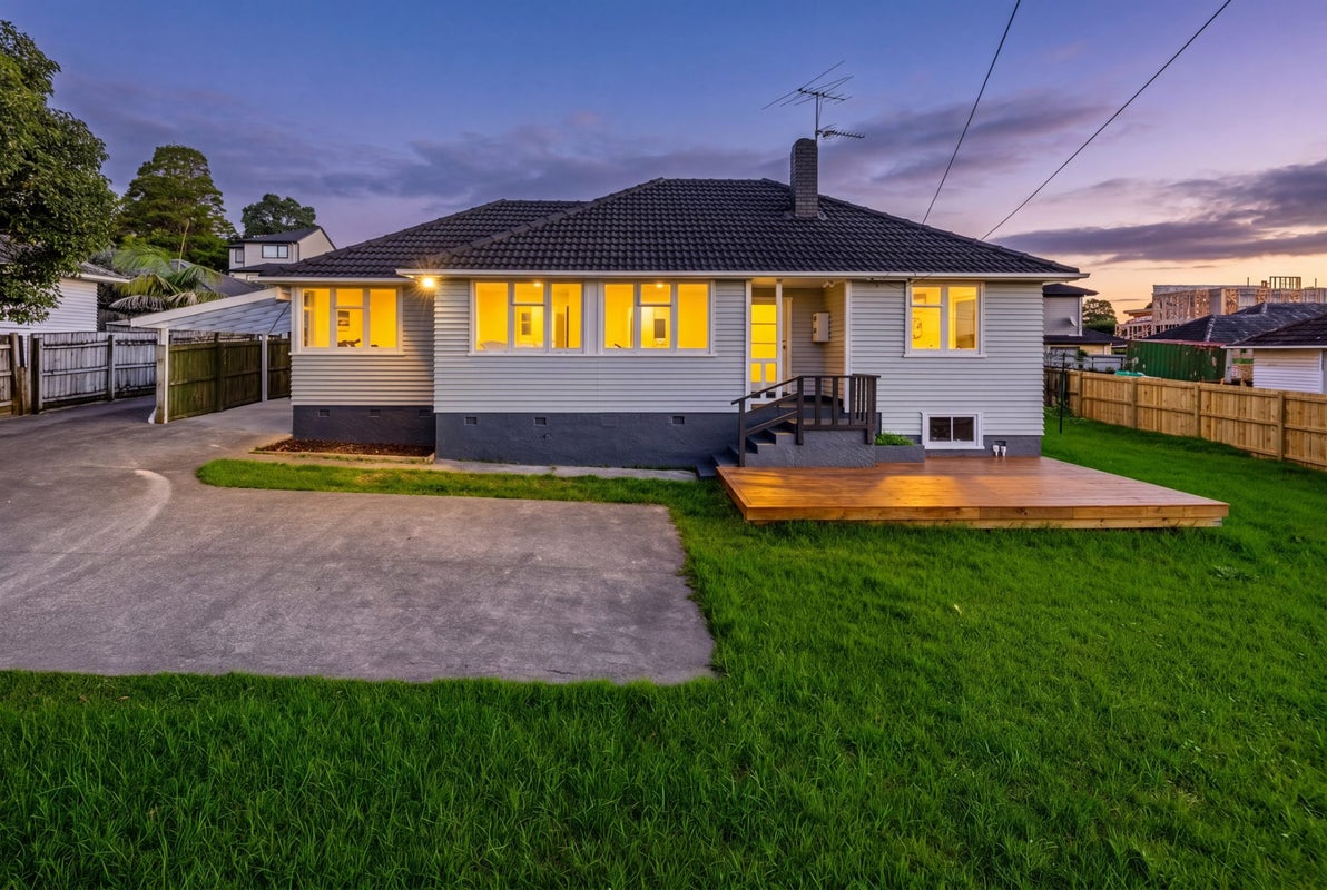21 Anderson Avenue, Point England, Auckland - Carousel 1