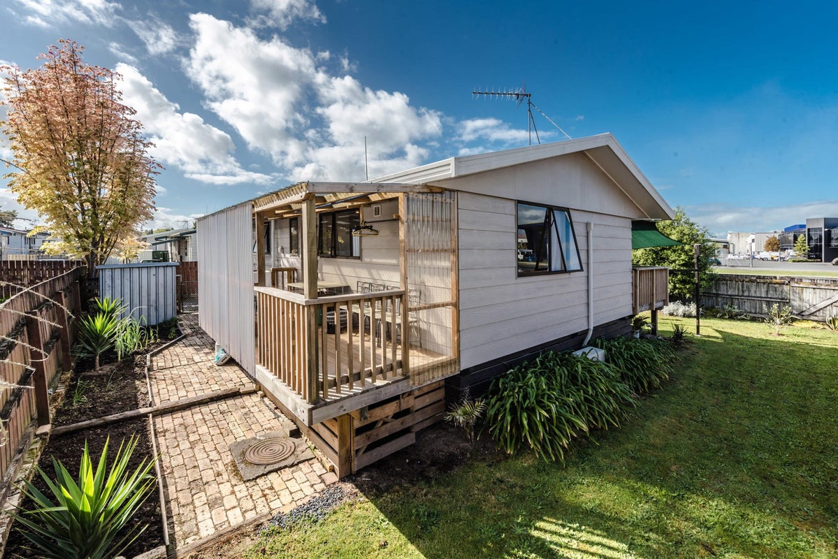84 Kahikatea Drive, Melville, Hamilton - Carousel 1