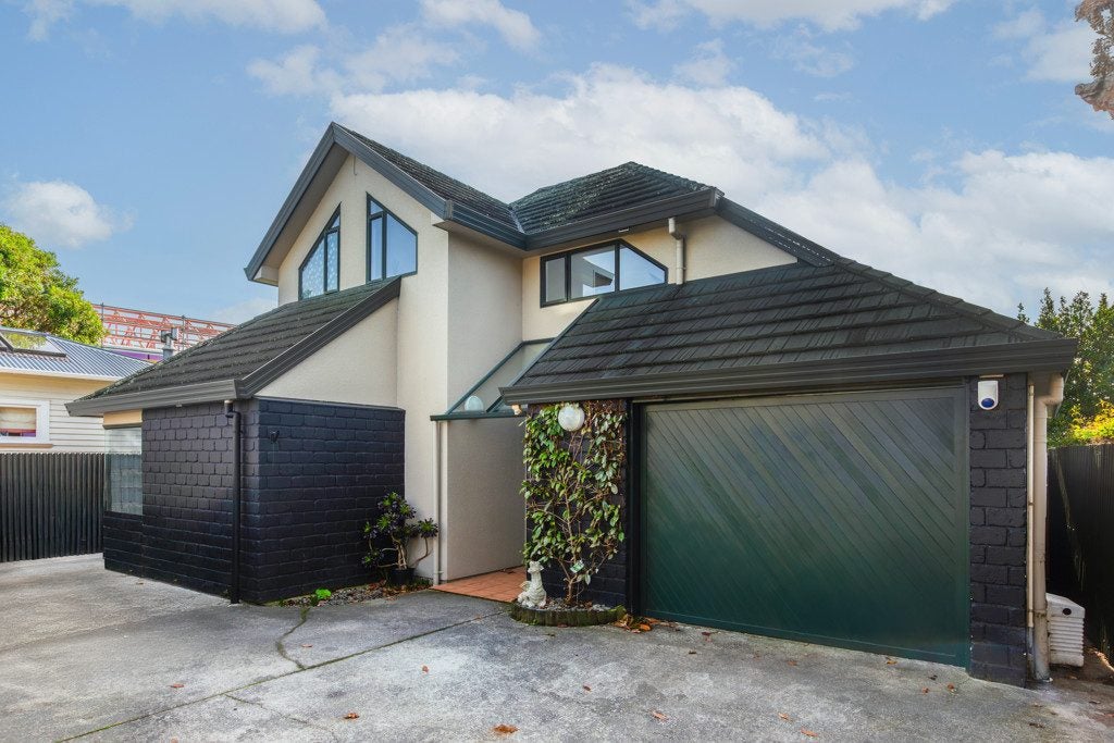 15A PURIRI ST , WOBURN, LOWER HUTT - Carousel 1
