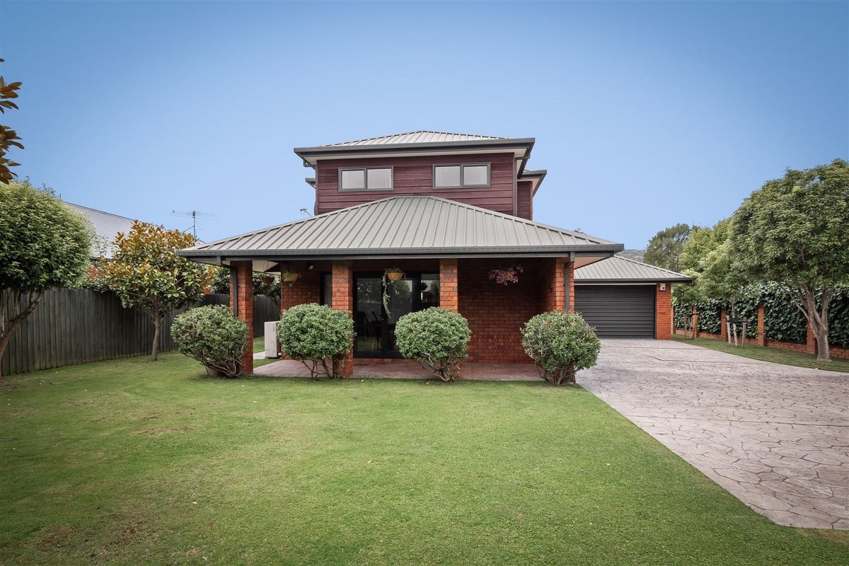 1 Wendy Place, Heathcote Valley, Christchurch - Carousel 2