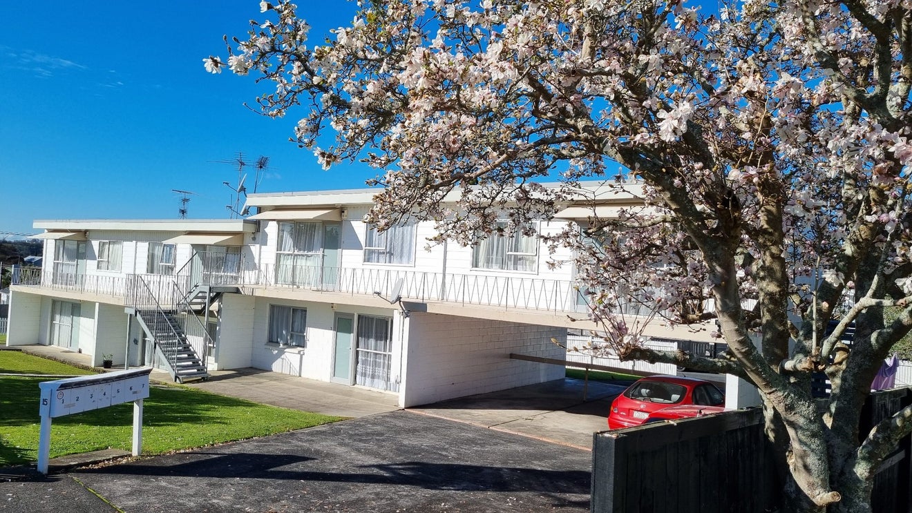 2/15 Lloyd Avenue, Mount Albert, Auckland - Carousel 1