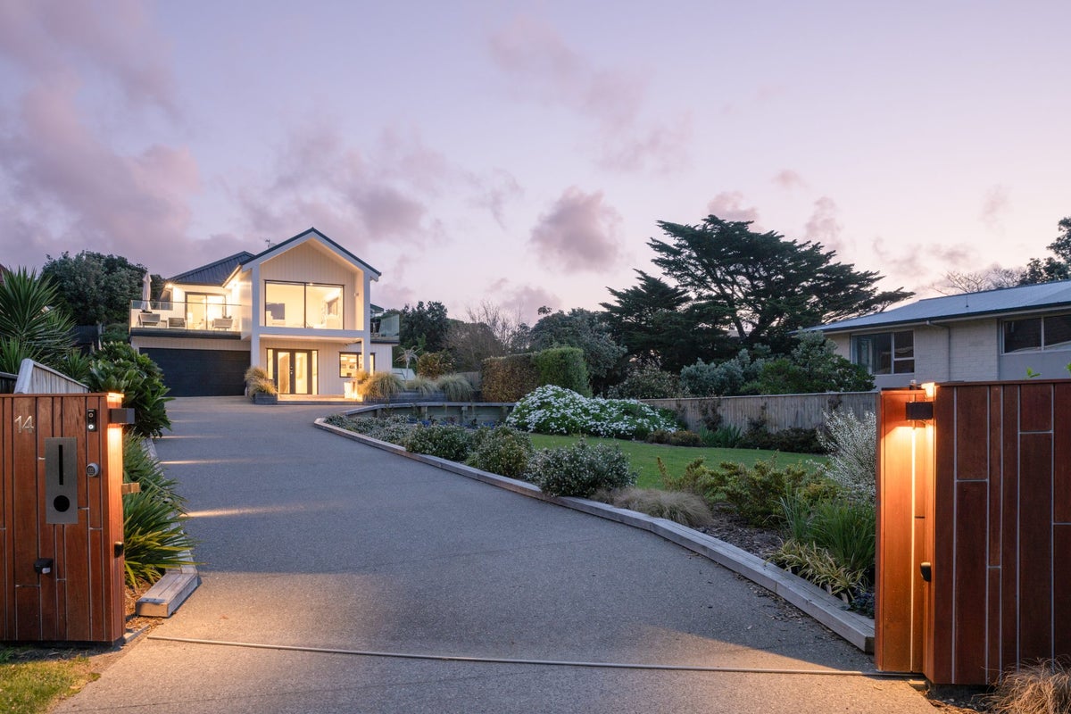 14 Garden Road, Raumati Beach, Paraparaumu - Carousel 1