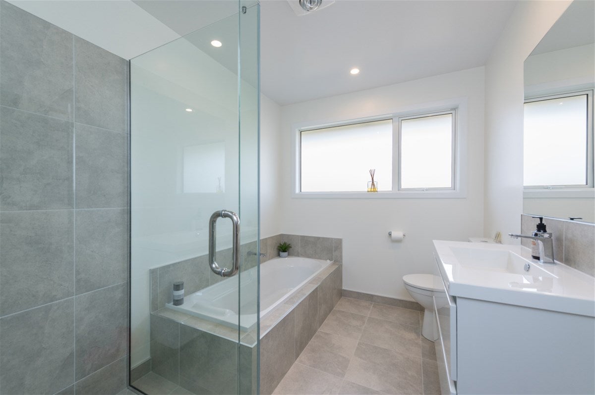 24 Oakdale Grove, Richmond - Carousel 4