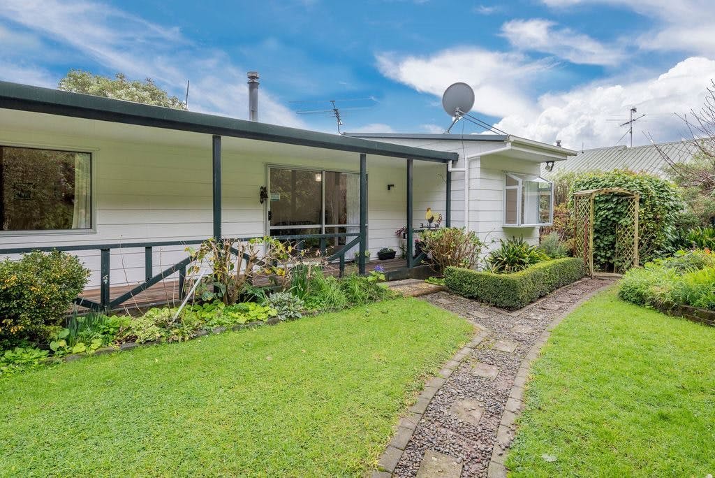 12 Poneke Drive, Waikanae - Carousel 1