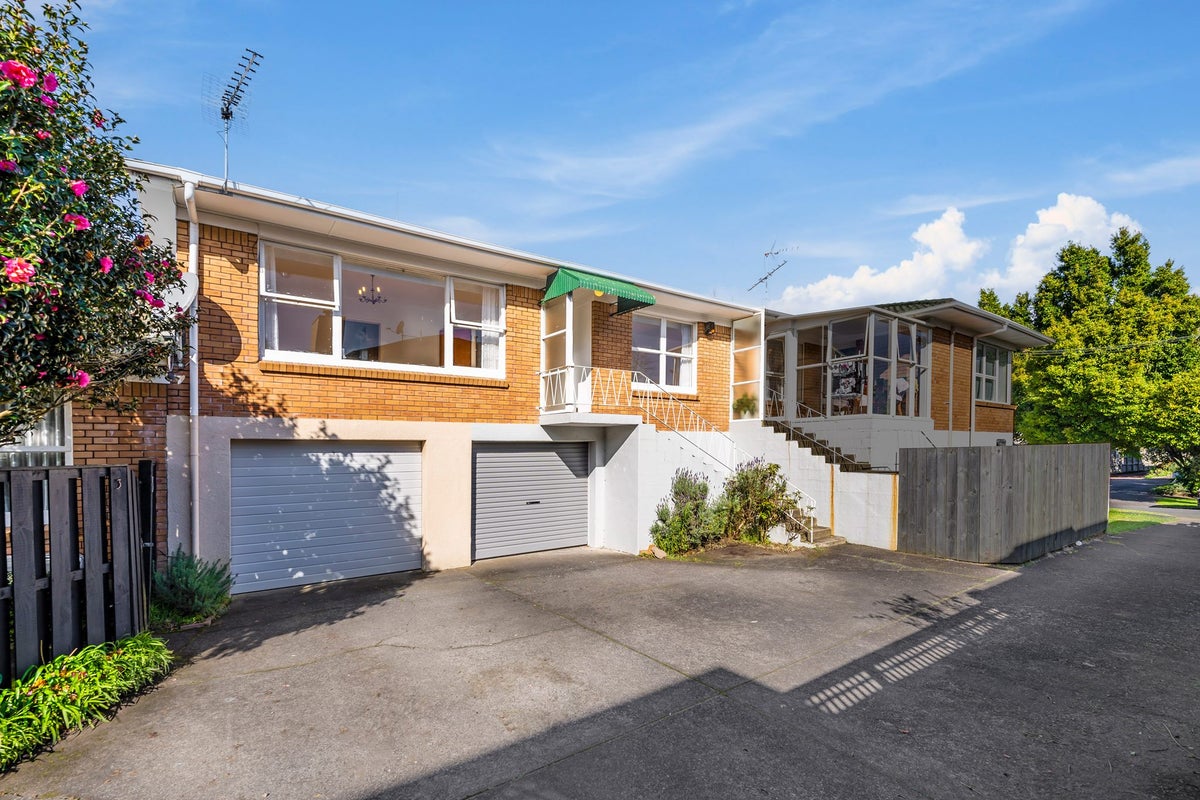 2/14 Cornwall Park Avenue, Epsom, Auckland - Carousel 2