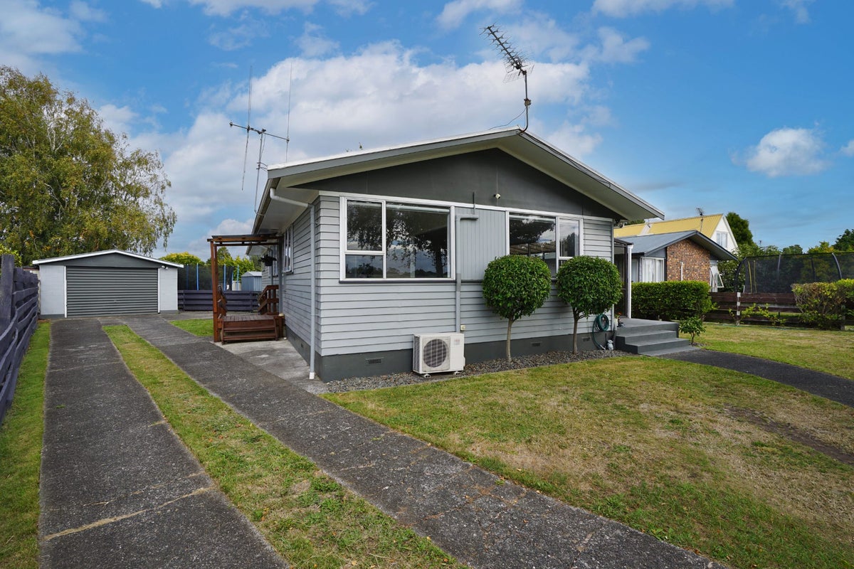 93 Collins Road, Melville, Hamilton - Carousel 2
