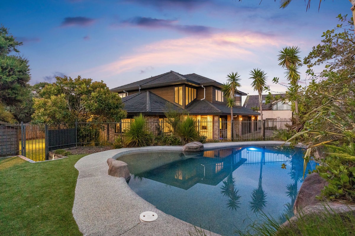 18 Rosetti Rise, West Harbour, Auckland - Carousel 1