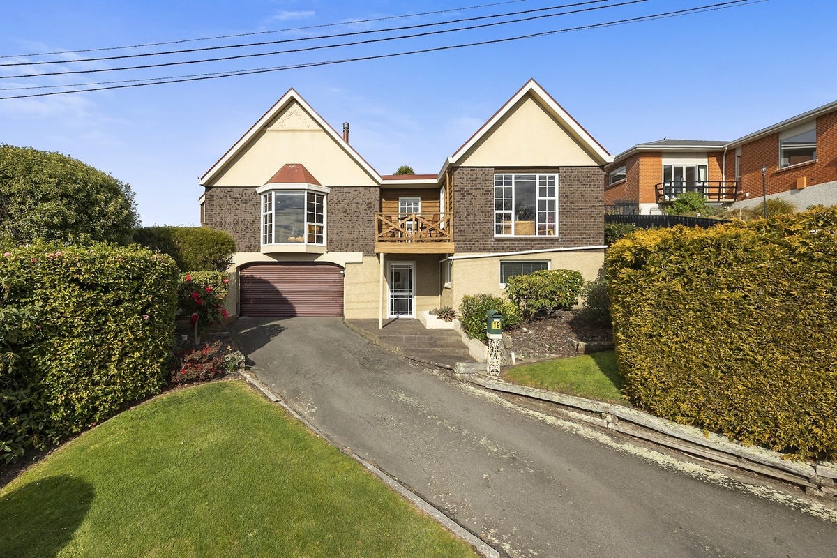 19 Earls Road, Saint Clair, Dunedin, Otago - Carousel 1