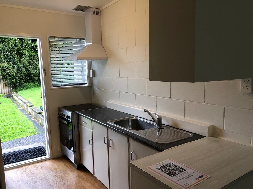 2/100 Lynwood Road, New Lynn, Auckland - Carousel 1