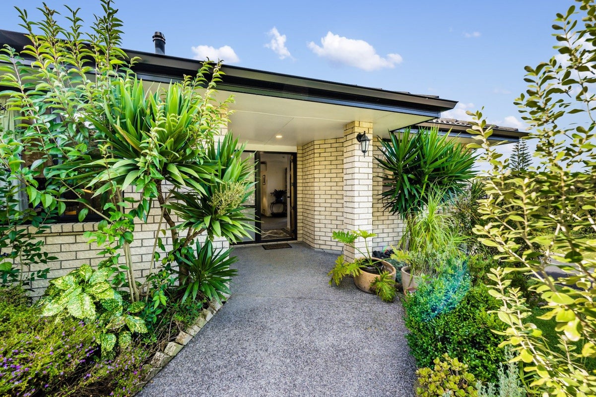 17 Ruze Vida Drive, Massey, Auckland - Carousel 1