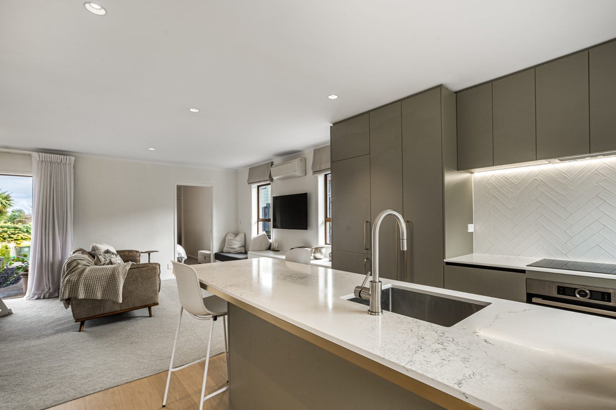 3/6 Keys Street, Belmont, Auckland - Carousel 2