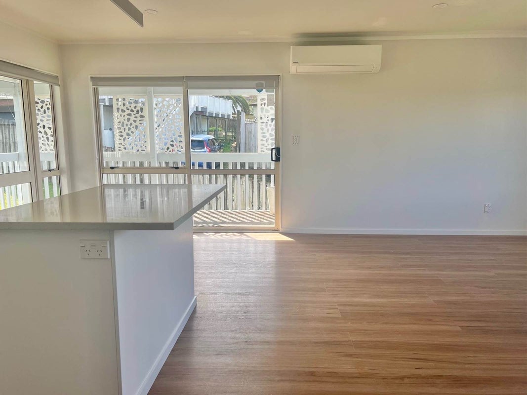 1/36 Elizabeth Drive, West Harbour, Auckland - Carousel 2
