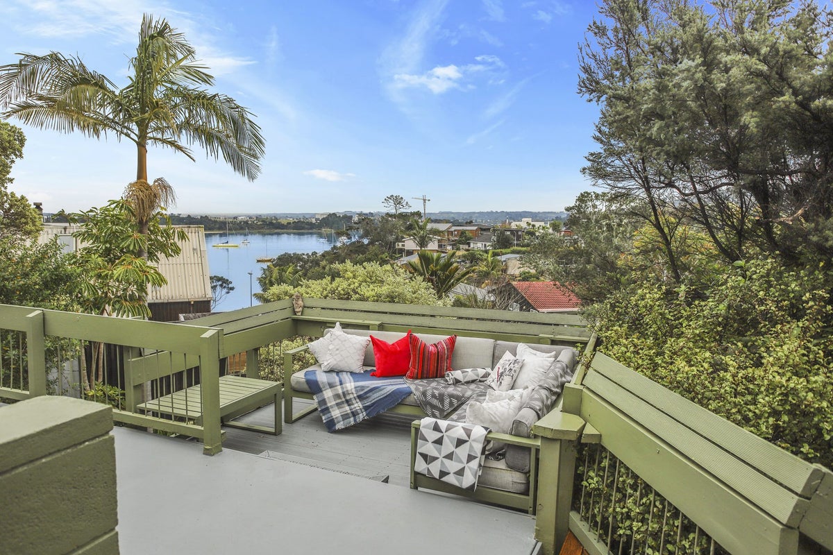 10 Amelia Place, Beach Haven, Auckland - Carousel 2