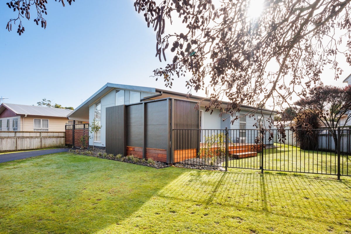 9 Pinedale Parade, Milson, Palmerston North - Carousel 1