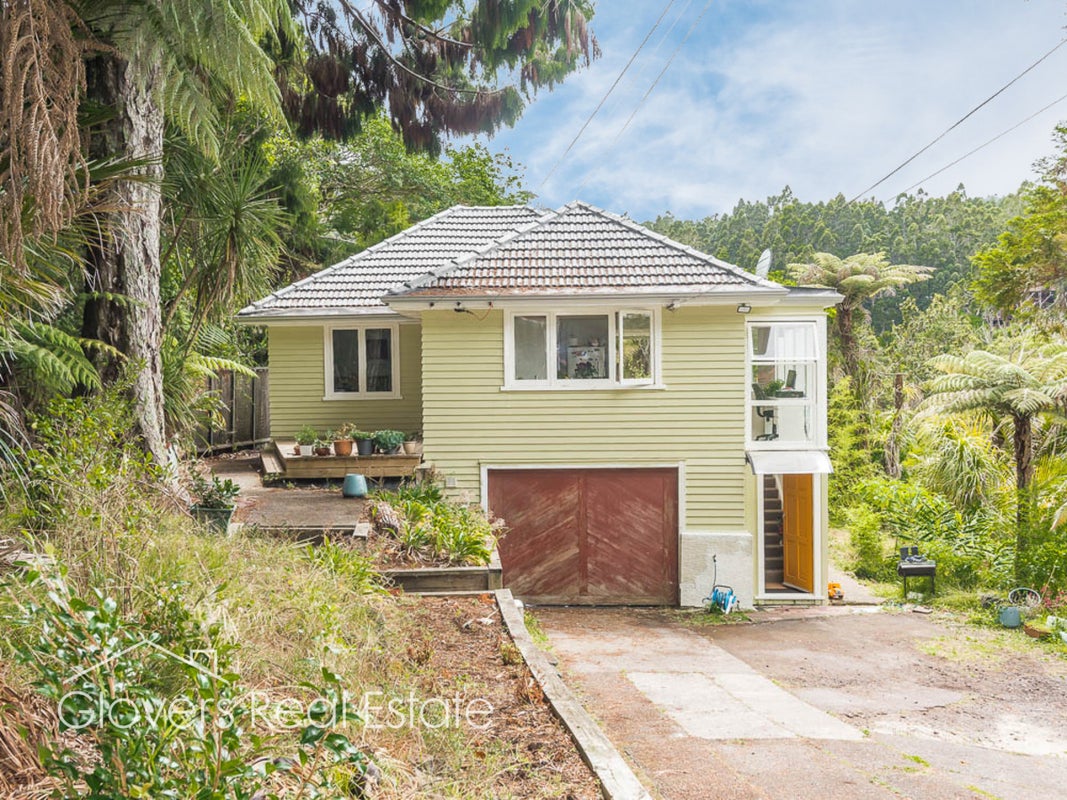 26 Hollywood Avenue, Titirangi, Auckland - Carousel 1