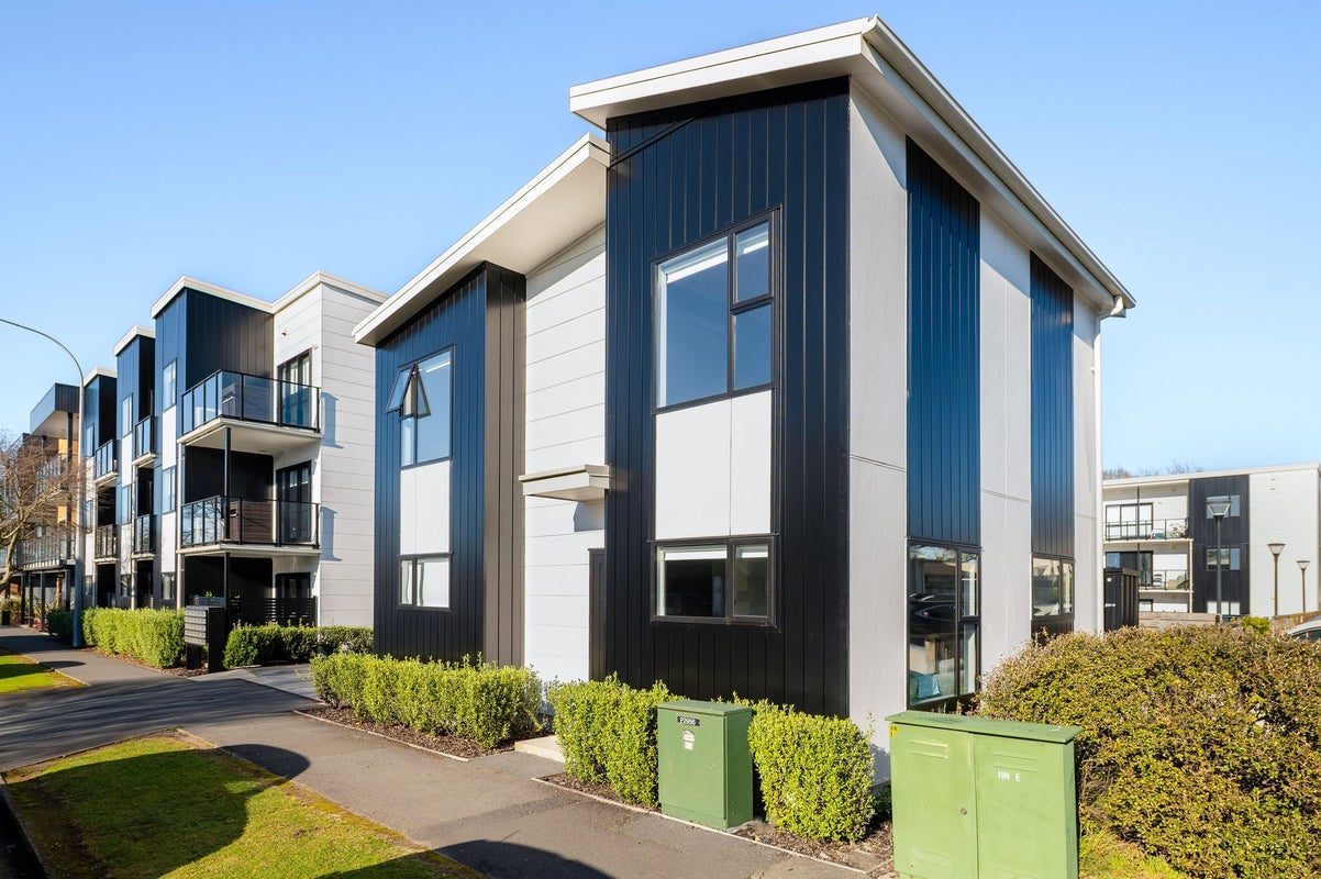 1/17 Vialou Street, Hamilton Central, Hamilton - Carousel 1
