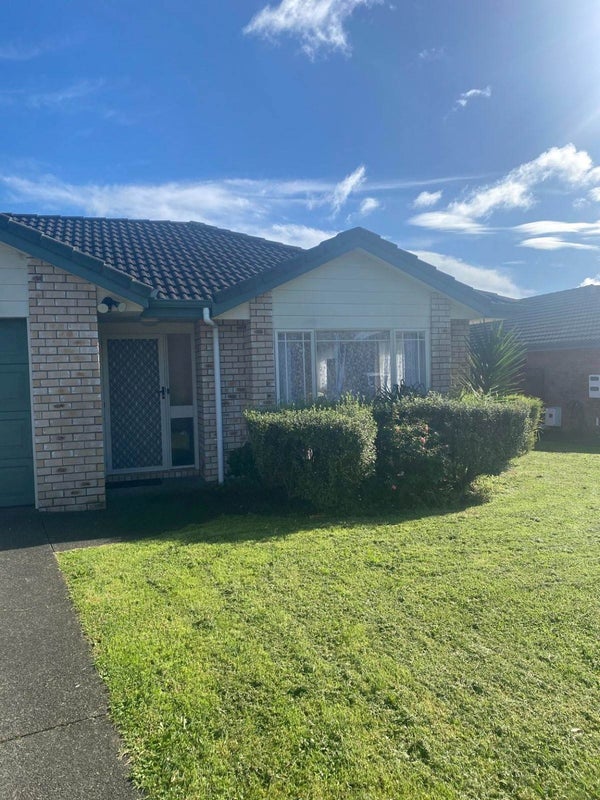 4 Fergy Crescent, Wattle Downs, Auckland - Carousel 1
