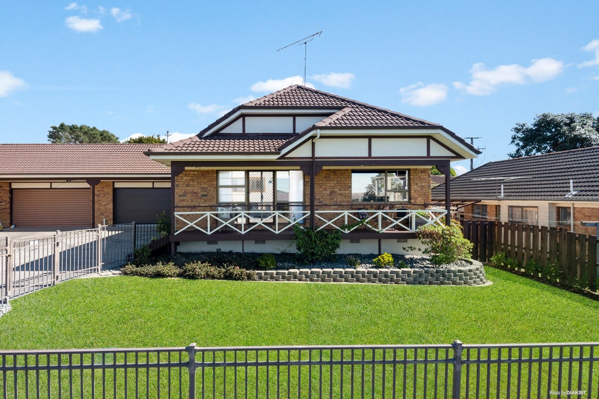 1/1 Finlow Drive, Te Atatū South, Auckland - Carousel 1
