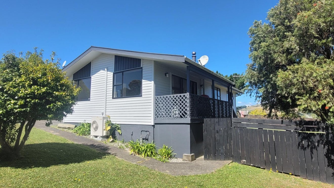 10 Sombrero View, Ascot Park, Porirua - Carousel 2