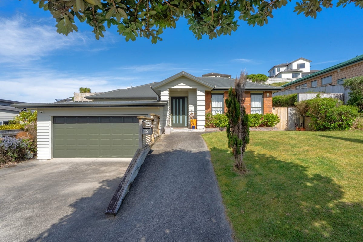 42 Tongariro Drive, Aotea, Porirua - Carousel 1