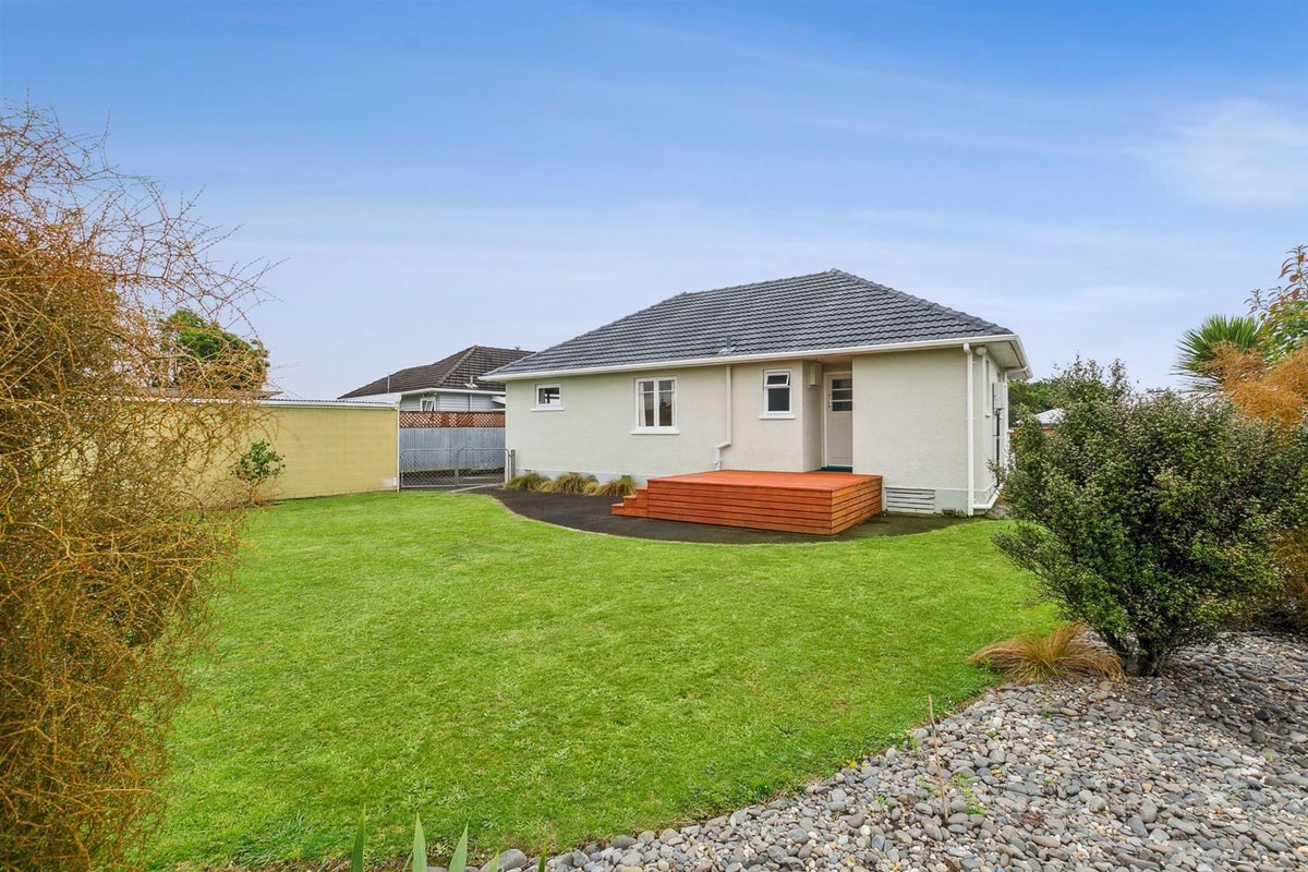 18 Clyde Street, Ferndale, New Plymouth - Carousel 1