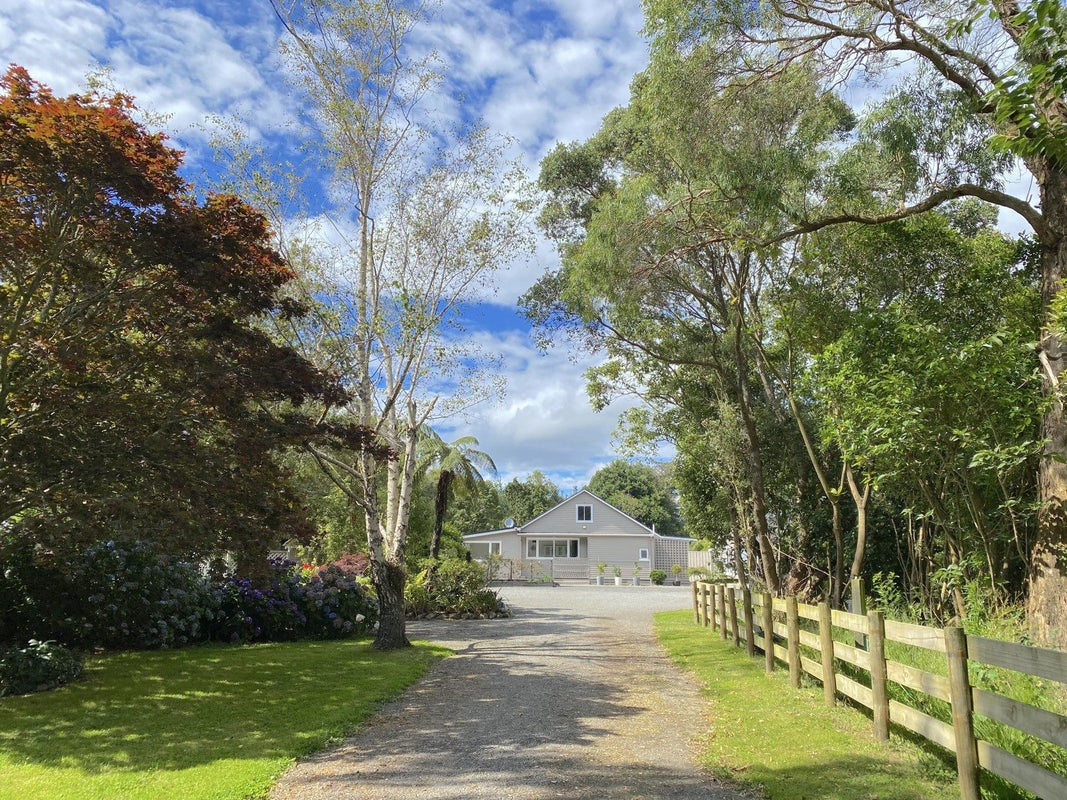 15 Gleeson Road, Manakau, Levin - Carousel 1