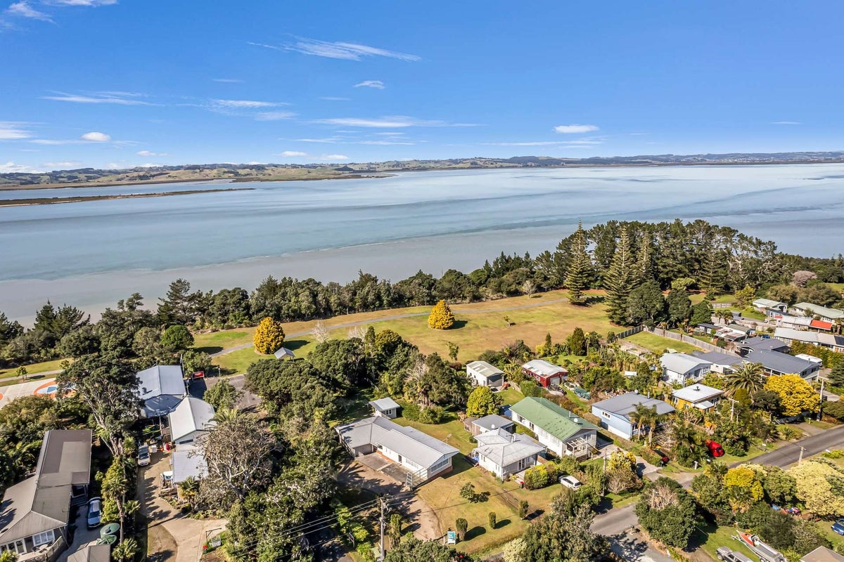 33 James Mcleod Road, Shelly Beach, South Head - Carousel 1