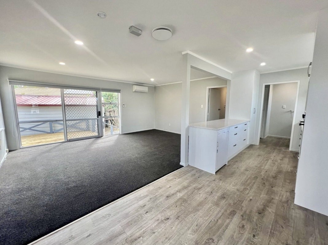 5 Bluewater Place, Wattle Downs, Auckland - Carousel 2
