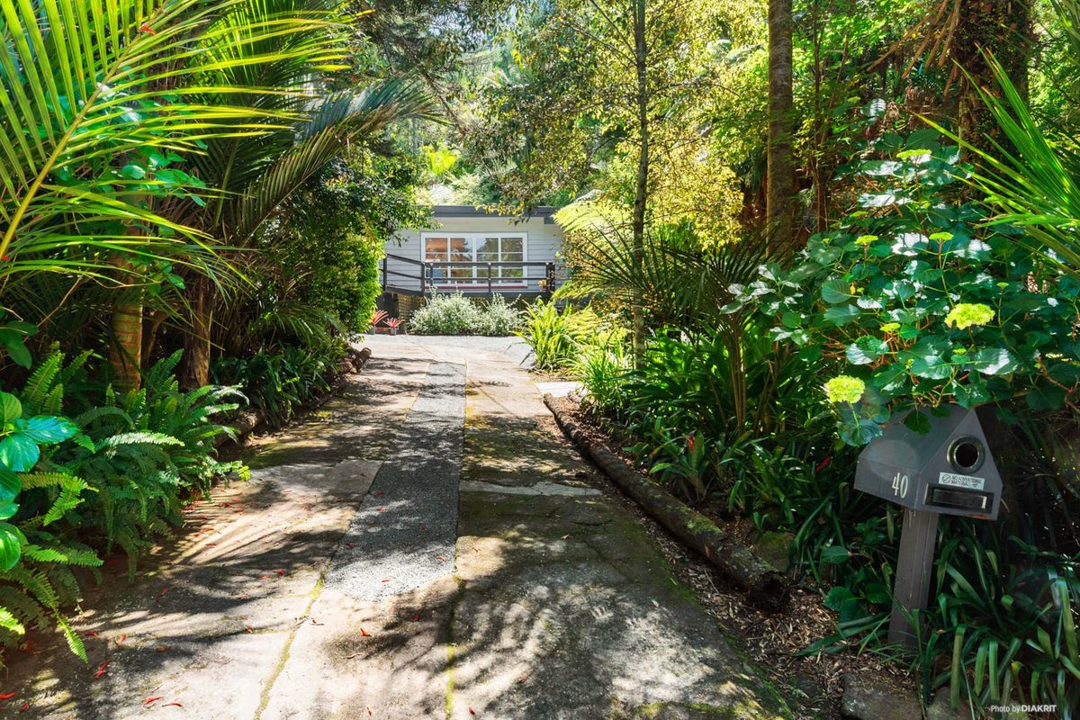 40 Mahoe Road, Titirangi, Auckland - Carousel 1