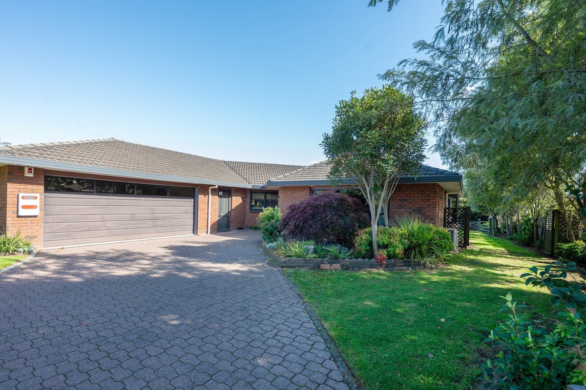 11 Lynwood Place, Owhata, Rotorua - Carousel 1