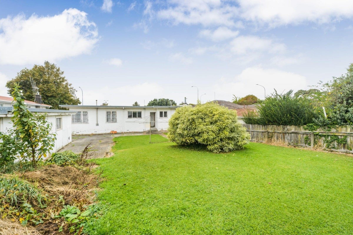 214 Botanical Road, Takaro, Palmerston North - Carousel 14