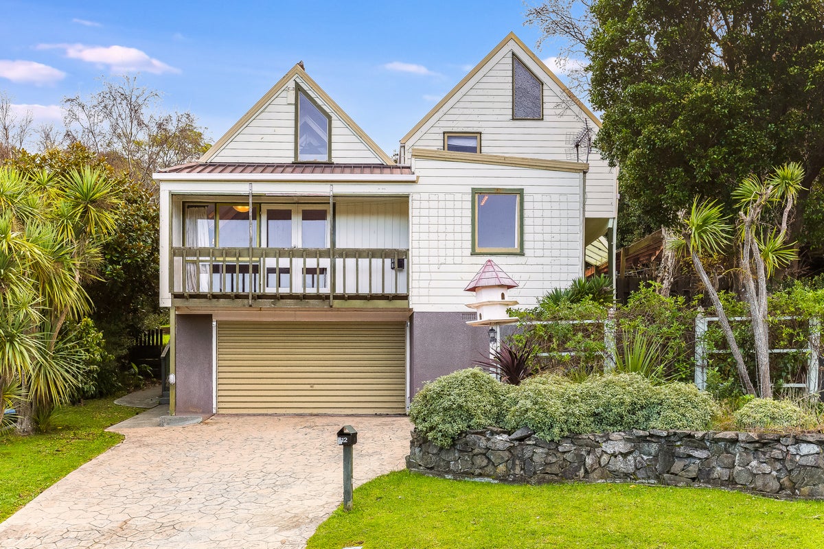 12 Cannon Lane, Whitby, Porirua - Carousel 1