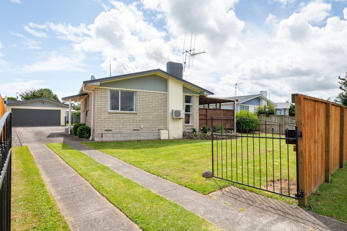 21 Rhonda Avenue, Deanwell, Hamilton - Carousel 1