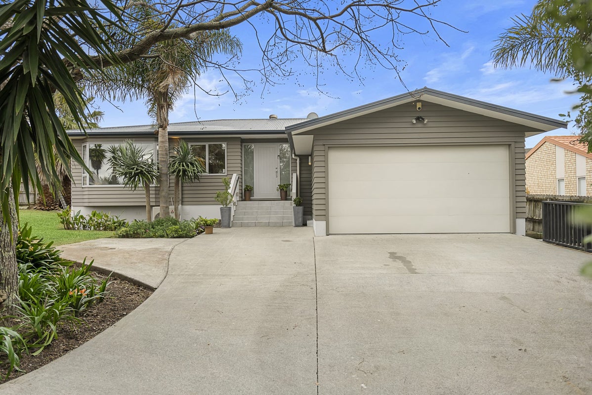 5 Glesan Place, Beachlands, Auckland - Carousel 1