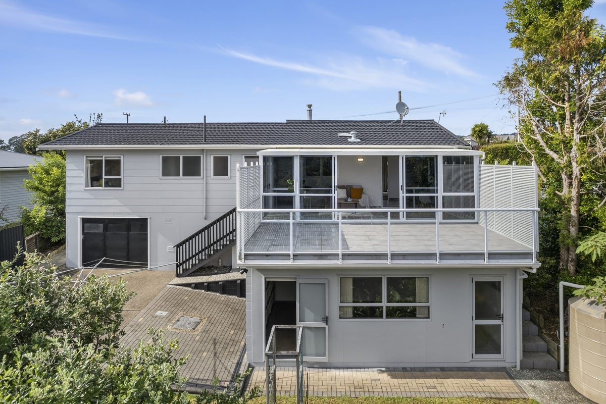 6 Burnham Road, Waitakere, Auckland - Carousel 1
