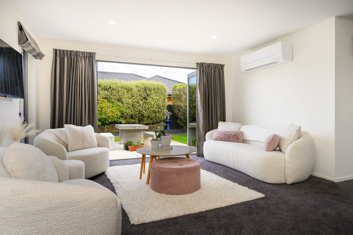 24 Liberty Grove, Kelvin Grove, Palmerston North - Carousel 2