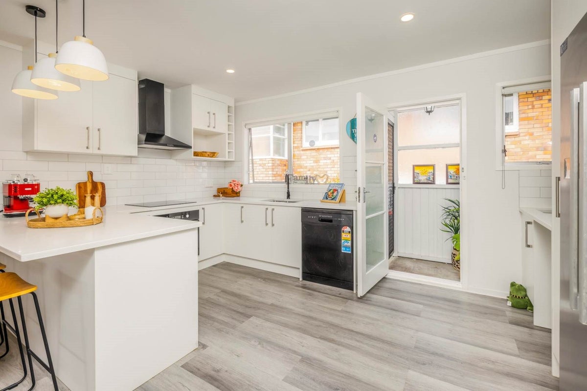 2/14 Volcanic Street, Balmoral, Auckland - Carousel 1