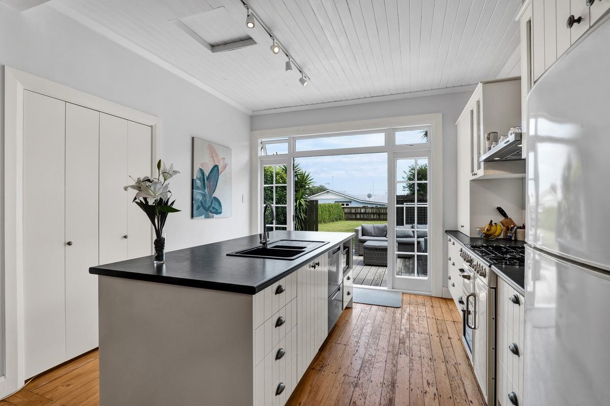 84 Lorna Street, Lynmouth, New Plymouth - Carousel 2