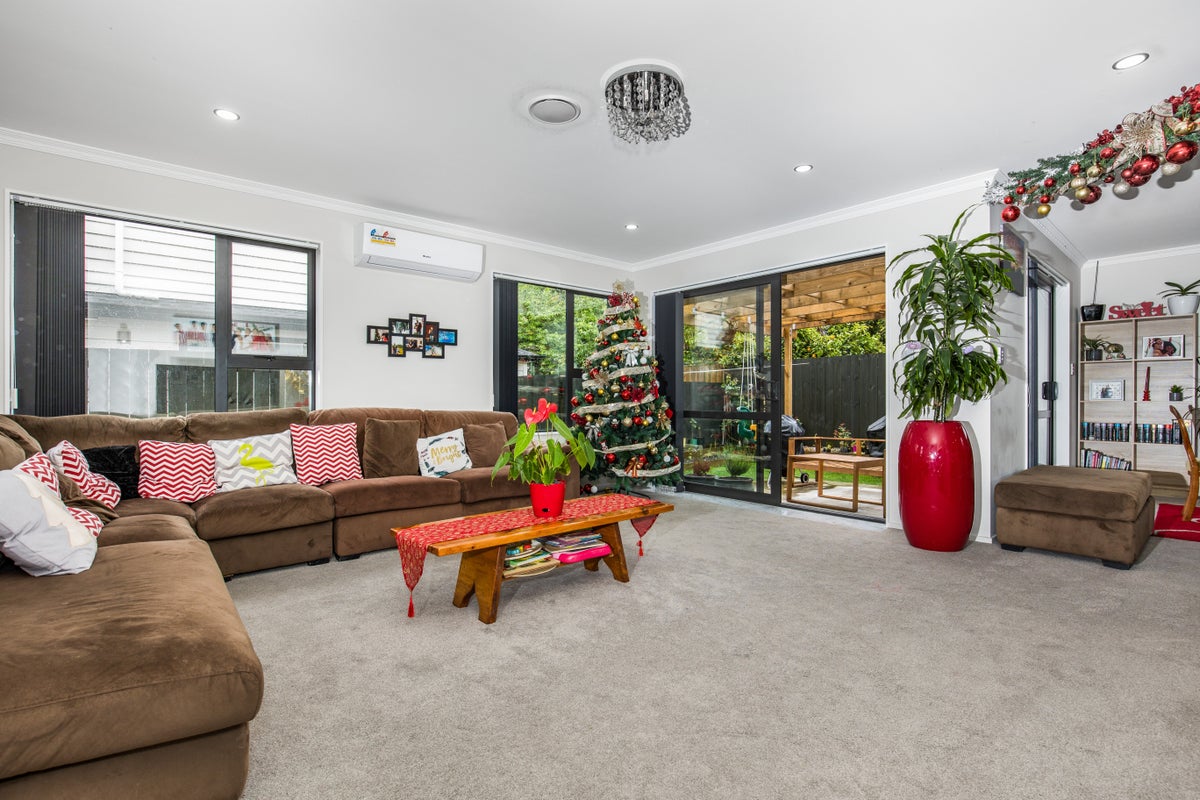 4/7 WAIARI RD, CONIFER GROVE, Auckland - Carousel 2