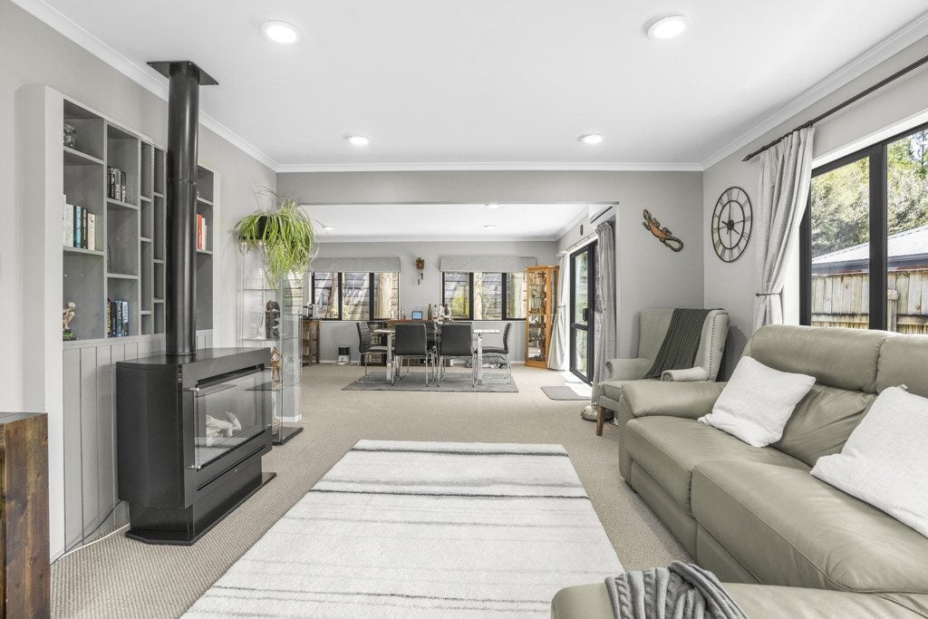 22 Aragon Grove, Kingsley Heights, Upper Hutt - Carousel 2