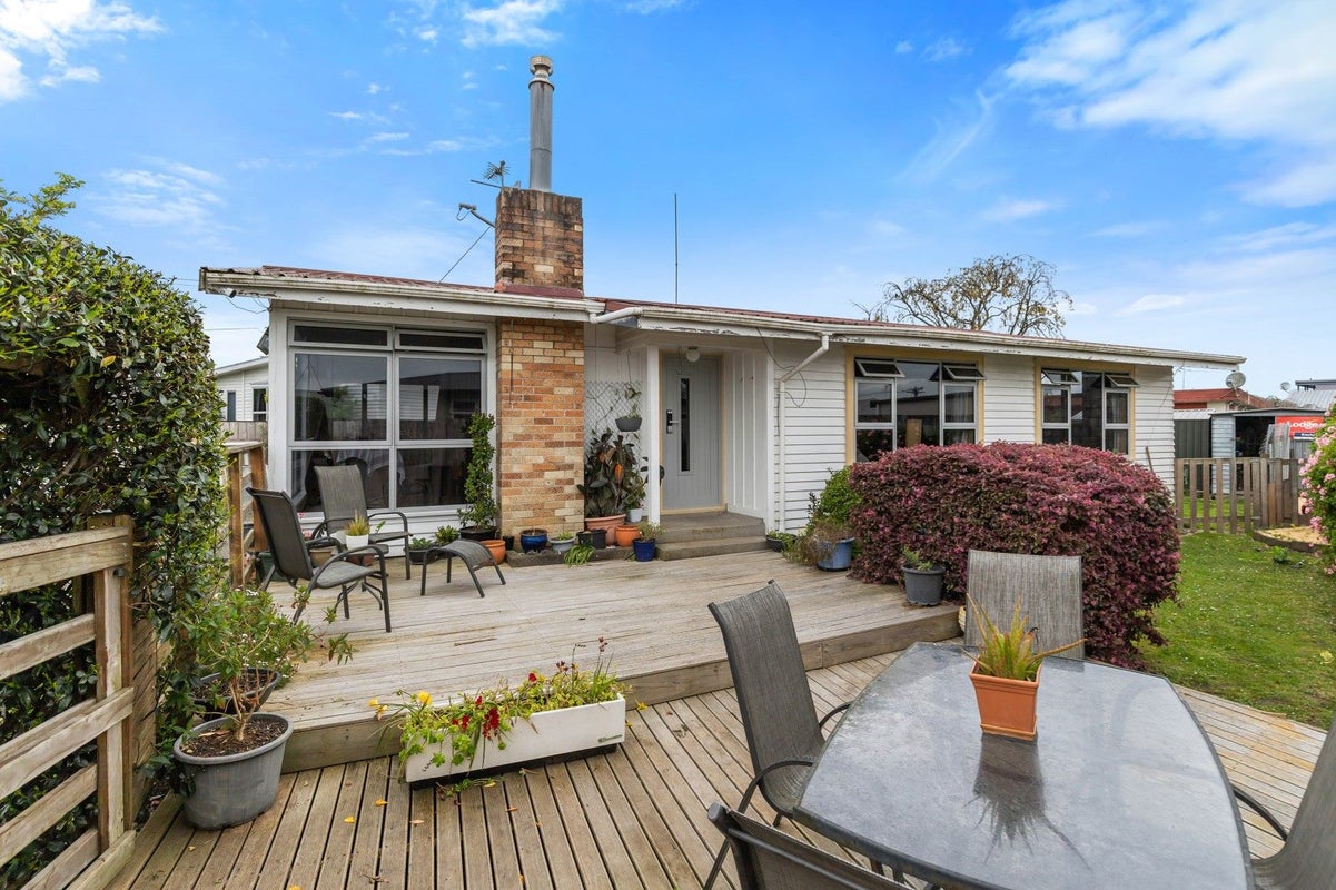 9 Mahana Road, St Andrews, Hamilton - Carousel 2