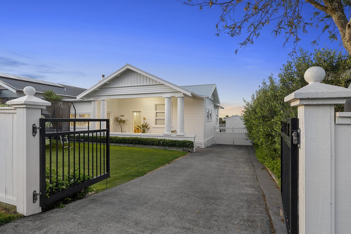 18 Dorset Avenue, Westown, New Plymouth - Carousel 2
