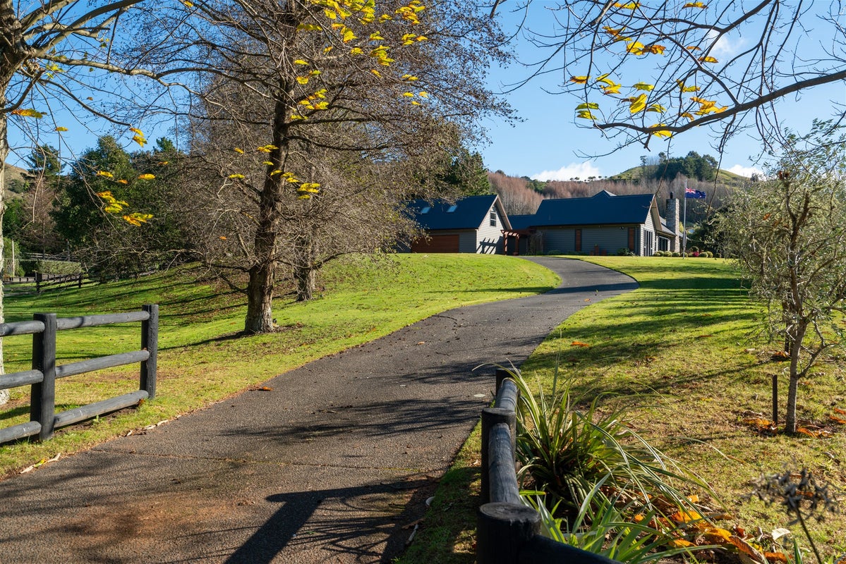 3 Chestnut Grove, Acacia Bay, Taupo - Carousel 1