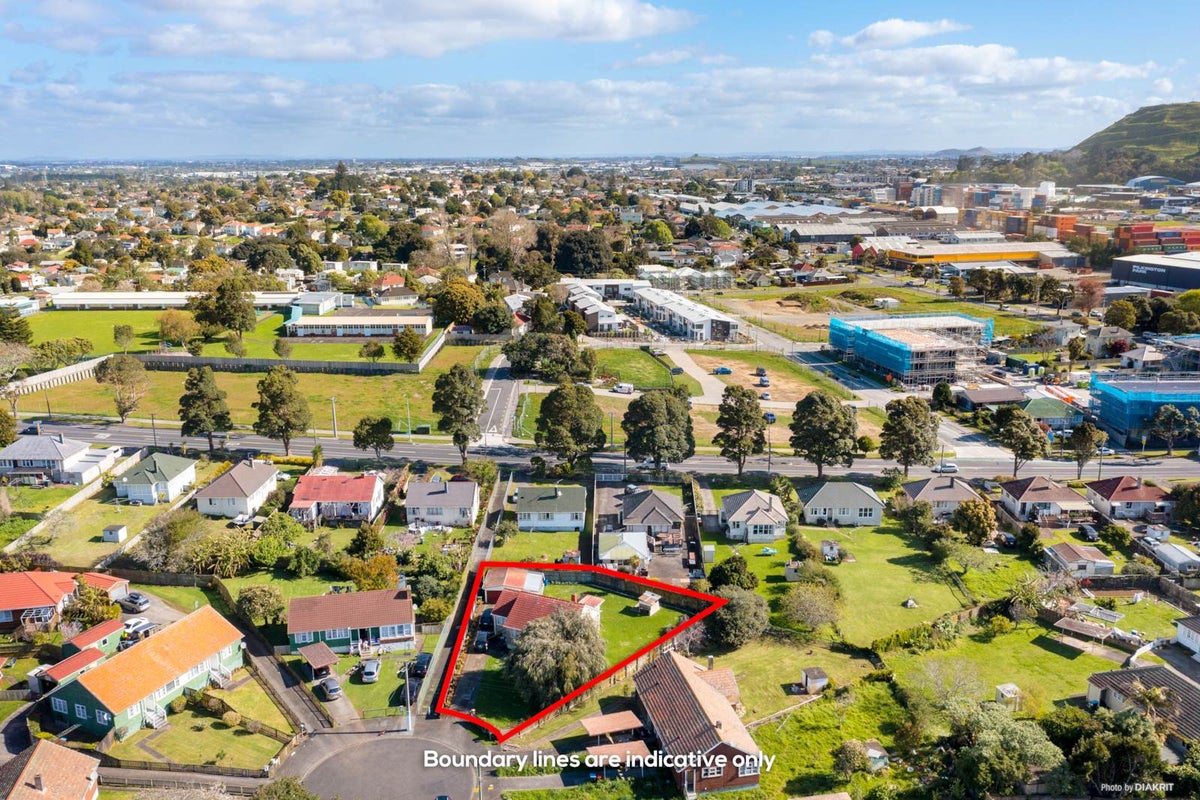 39 Holland Avenue, Point England, Auckland - Carousel 2