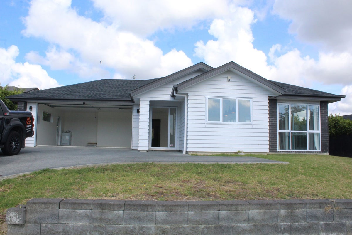 21 Eastview Crescent, Stanmore Bay, Whangaparaoa - Carousel 1