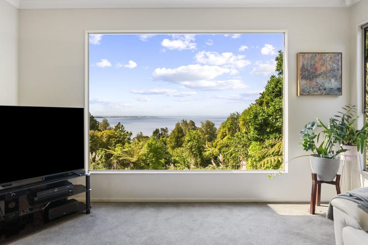192B Cliff View Drive, Green Bay, Auckland - Carousel 2