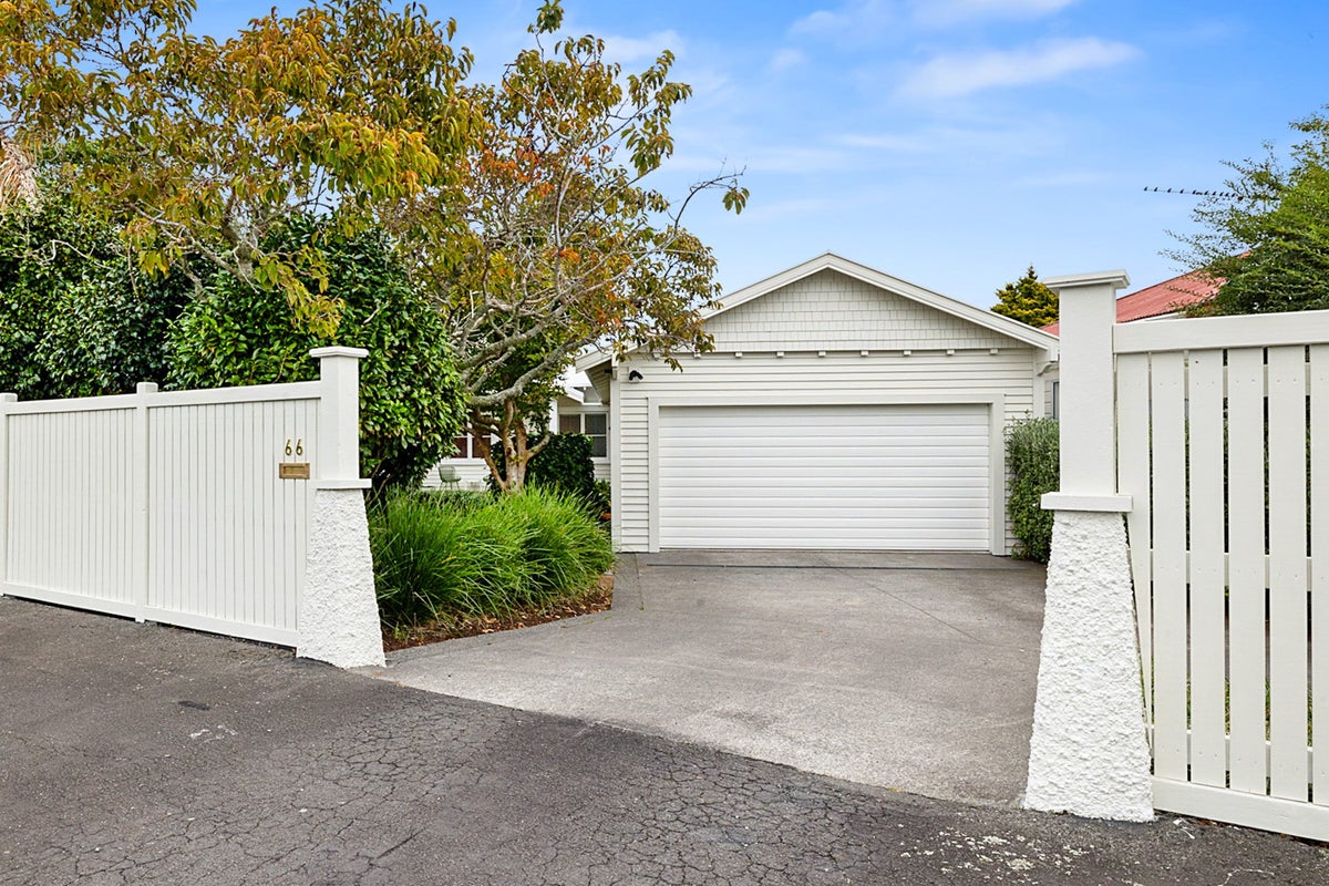 66 Paynters Avenue, Strandon, New Plymouth - Carousel 23